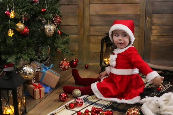 Criança pequena e brinquedos de Natal — Fotografia de Stock