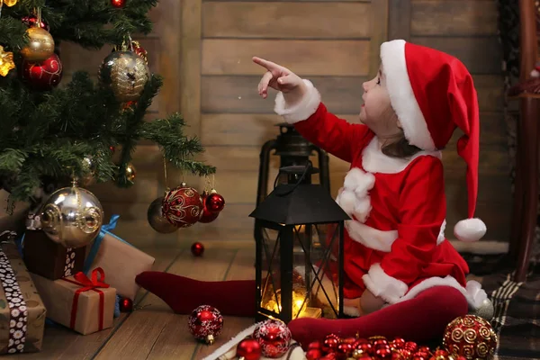 Niño pequeño y juguetes de Navidad — Foto de Stock