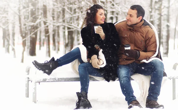 Un jeune couple amoureux en promenade — Photo