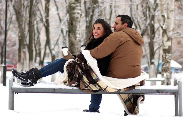 Um jovem casal caminha em um parque de inverno — Fotografia de Stock