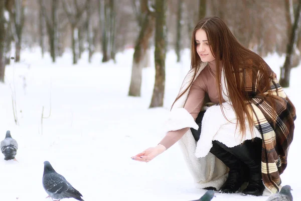 Jovem menina bonita no inverno dia nevado — Fotografia de Stock