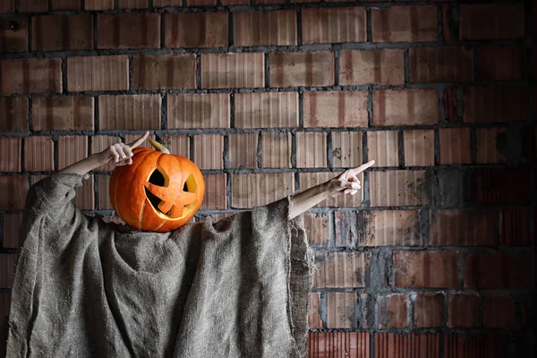 Kabak kafalı canavar. Cadılar Bayramı tabelası.