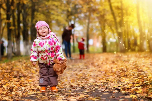 Barnen har roligt på en promenad — Stockfoto