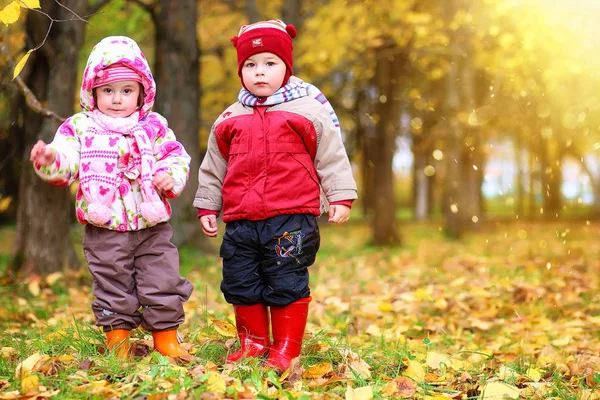 Kinder haben Spaß beim Spaziergang — Stockfoto