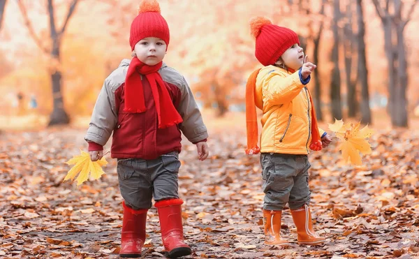 Kinderen lopen in de natuur. Twilight kinderen lopen rond — Stockfoto