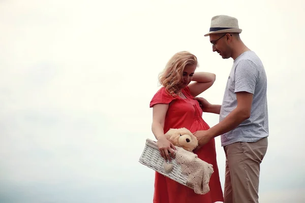 Herbst junge schwangere Mädchen auf einem Date — Stockfoto