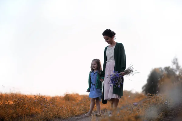 Мать с дочерью идут по дороге — стоковое фото