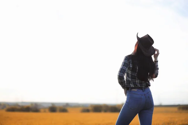 A young girl is traveling around the city hitchhiking. A beautif — Stock Photo, Image