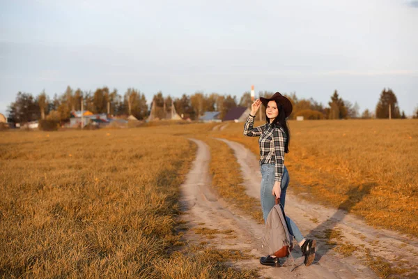 Una giovane ragazza sta facendo l'autostop in città. Una bellezza. — Foto Stock