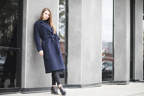 Menina bonita em um casaco no centro de negócios — Fotografia de Stock