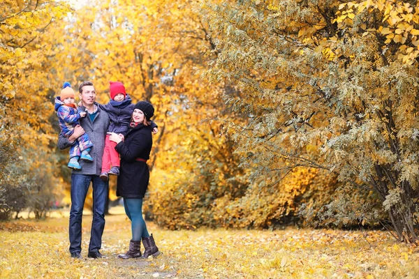 Familjen i höst park på eftermiddagen — Stockfoto