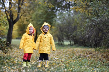Bir çocuk dışında bir yürüyüş için yağmurluk