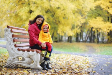 Bir çocuk dışında bir yürüyüş için yağmurluk