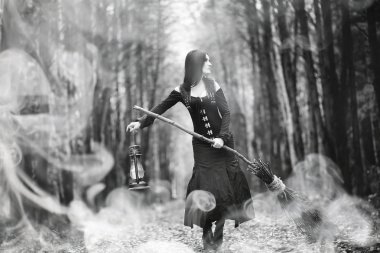 Yoğun bir orman cadı elbiseli kadın