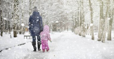 Kar altında kış parkı. Şehir parkında kar fırtınası. Park et!