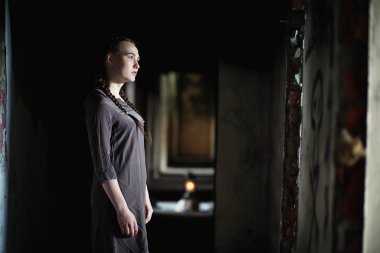 Eski Kitaplar eski evinde bir kızla