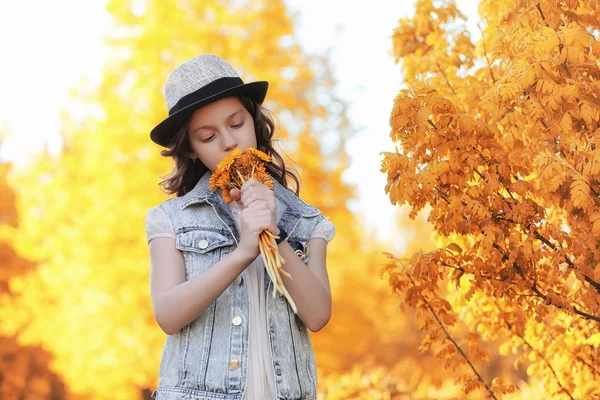 Fille marchant dans le parc d'automne. Automne dans la ville, fille avec d — Photo