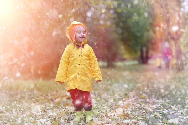 Un enfant en imperméable pour une promenade à l'extérieur en automne — Photo