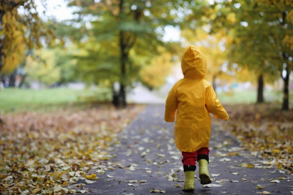 Un enfant en imperméable pour une promenade à l'extérieur — Photo