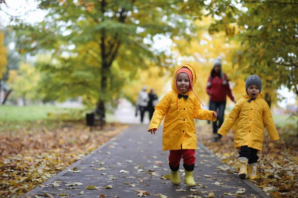 Un bambino in impermeabile per una passeggiata fuori — Foto Stock