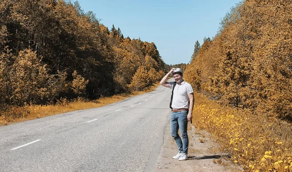 Um jovem está viajando na natureza. Viajar com uma mochila — Fotografia de Stock