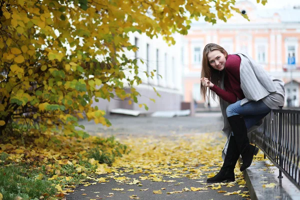 Genç kız sonbahar parkında yürüyüş yapıyor. — Stok fotoğraf