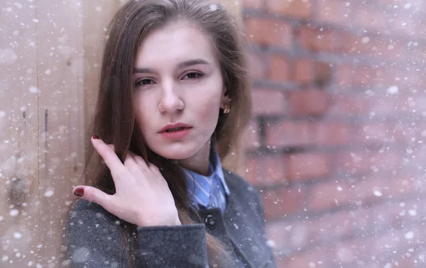 Menina jovem ao ar livre no inverno. Modelo menina posando ao ar livre — Fotografia de Stock