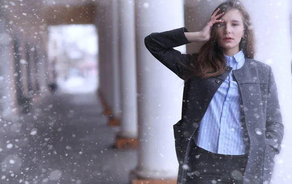 Menina jovem ao ar livre no inverno. Modelo menina posando ao ar livre — Fotografia de Stock