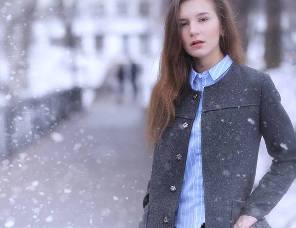 Jong meisje buiten in de winter. Model meisje poseren buitenshuis — Stockfoto