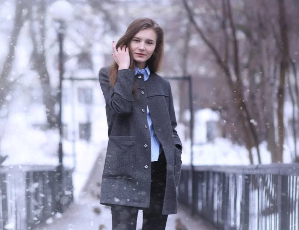 Jong meisje buiten in de winter. Model meisje poseren buitenshuis — Stockfoto