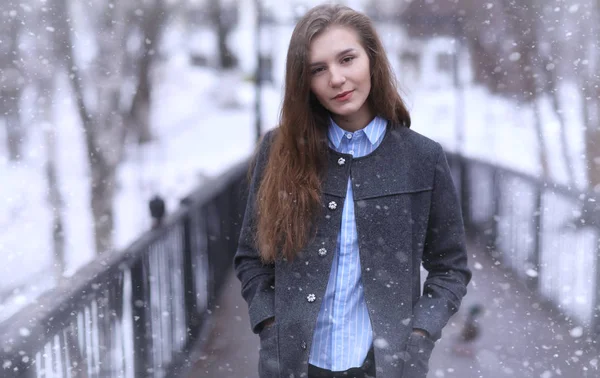 Fiatal lány a szabadban, télen. Modell lány pózol szabadban — Stock Fotó
