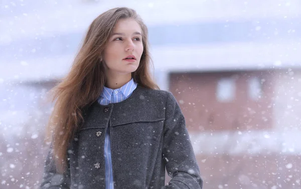 Jong meisje buiten in de winter. Model meisje poseren buitenshuis — Stockfoto