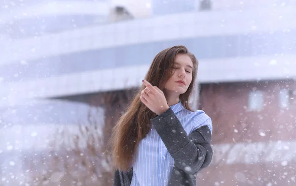 Młoda dziewczyna na zewnątrz, zimą. Model Dziewczyna pozowanie na zewnątrz — Zdjęcie stockowe