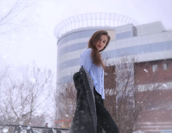 Menina jovem ao ar livre no inverno. Modelo menina posando ao ar livre — Fotografia de Stock