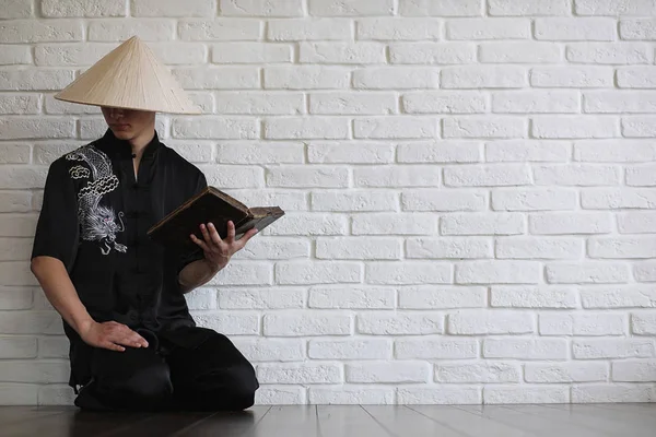 Азиатская молодая послушница на белой кирпичной стене — стоковое фото