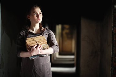 Eski Kitaplar eski evinde bir kızla