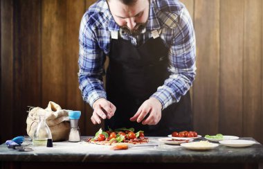 pizza hazırlama bir önlük adamım, hamur ve koyar INGR yoğurun