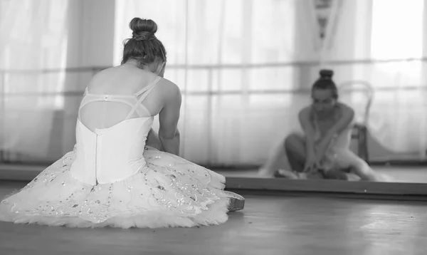 Jovem Dançarina Balé Aquecimento Bailarina Está Preparando Para Apresentar Estúdio — Fotografia de Stock