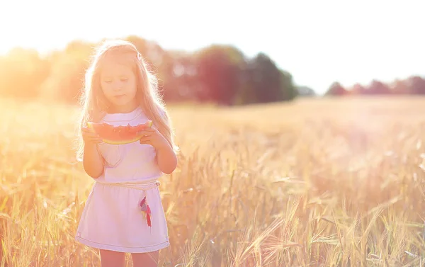 Mladá dívka v pšeničné pole. Letní krajina a dívka na NS — Stock fotografie