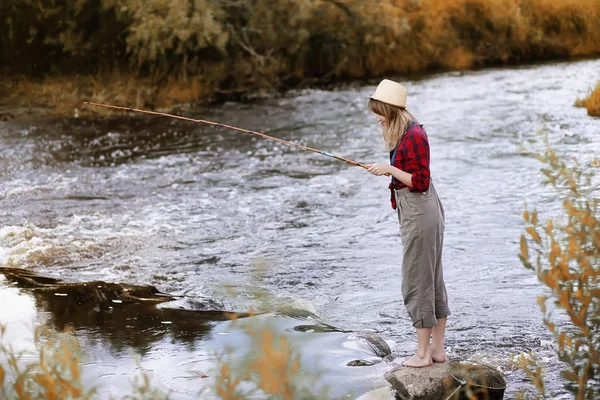 Ragazza in autunno con una canna da pesca — Foto Stock