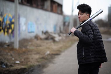 Asya genç adam kameraya poz sokakta