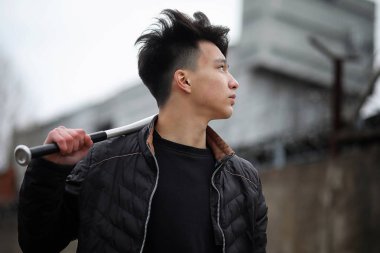 Asya genç adam kameraya poz sokakta