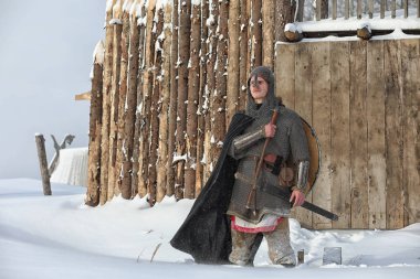 Defender'ı posta zırh genç savaşçı