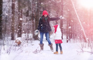 Bir kış masal, genç bir anne ve kızı bir kızak sürmek