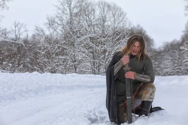 Defender'ı posta zırh genç savaşçı