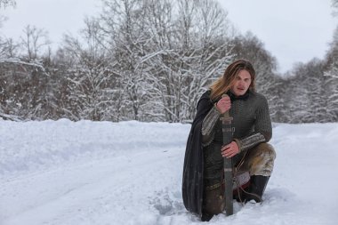 Defender'ı posta zırh genç savaşçı