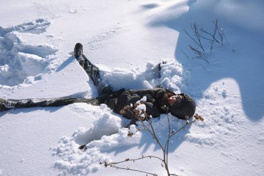 Kışın sokakta bir adam. Adam kışın yürüyor.