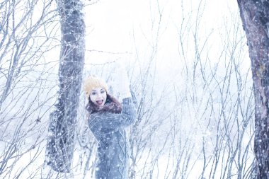 Güzel kızı güzel kış kar