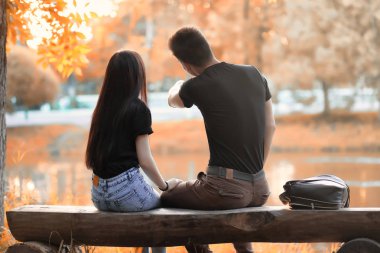 Genç sonbahar Parkta yürümek çift 