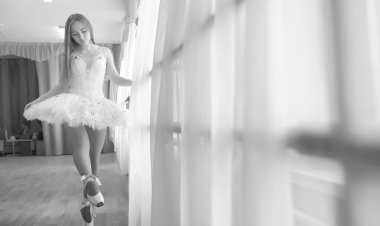 Genç balet bir ısınma üzerinde. Balerin için hazırlanıyor 